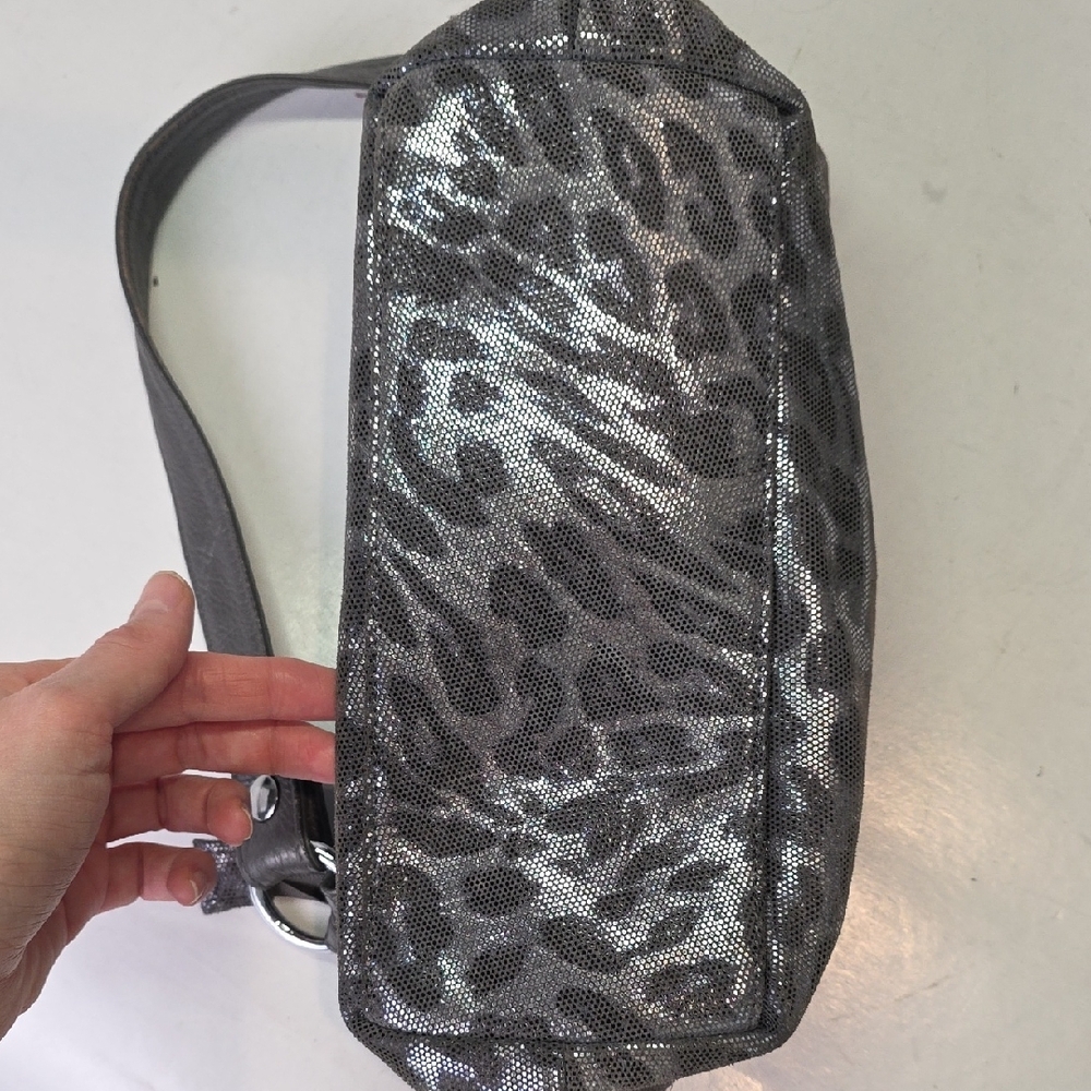 Elegant Silver Gray Leopard Print Leather Shoulder Bag - Picture 9 of 12